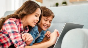 Estos son los 5 riesgos que los padres deben conocer cuando sus hijos juegan online